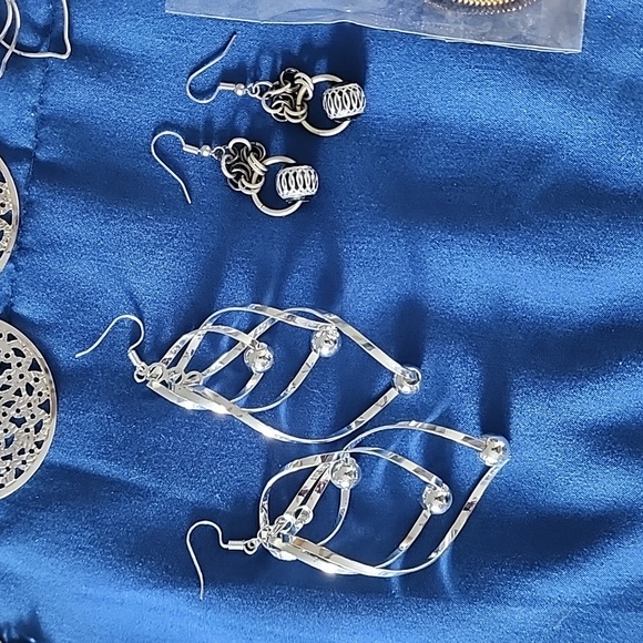 13 pairs of earrings - Picture 4 of 5